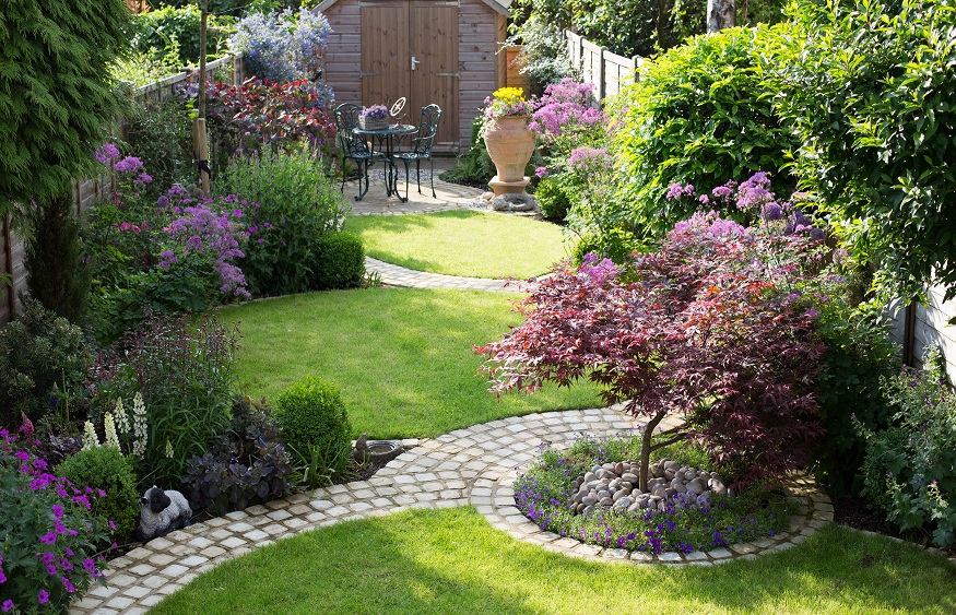 Our top tips for a beautiful garden path | Homedecoratedesigns.com